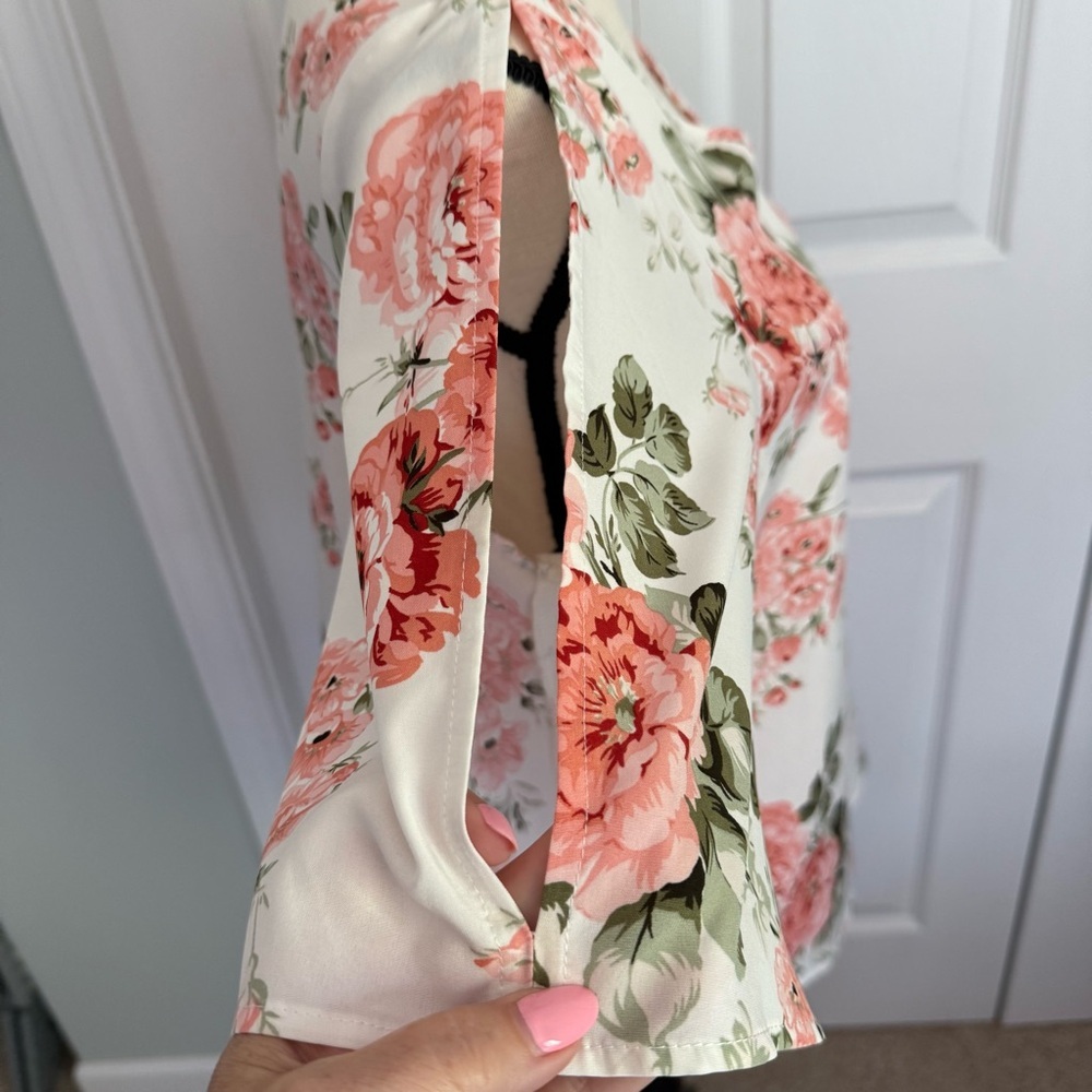 Floral V-Neck Women's Top size M/L‎ Flowy peekaboo arms polyester - Picture 4 of 8